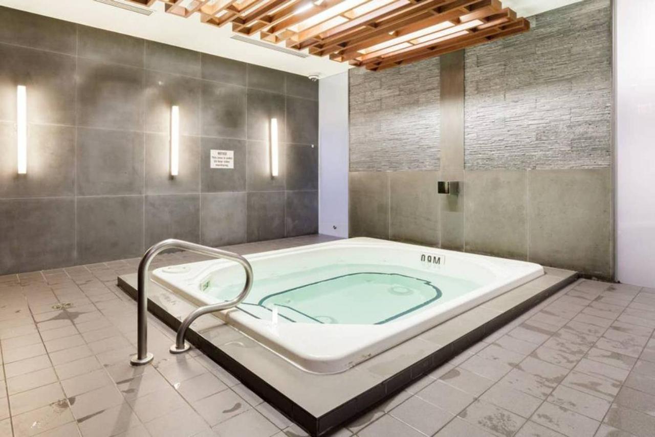 Вилла Stunning Views Of Downtown - Luxury High Rise With King Bed! Торонто Экстерьер фото