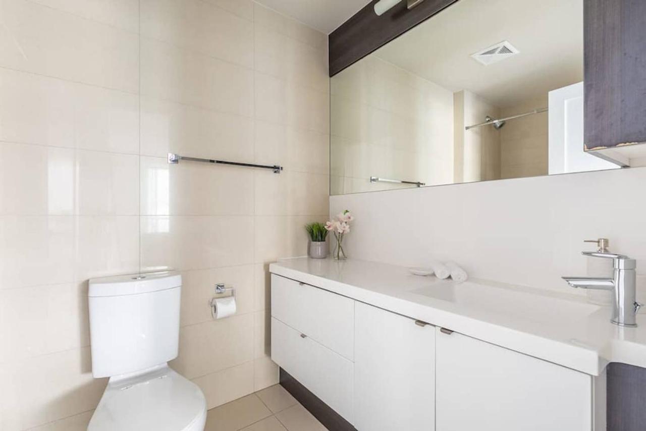 Вилла Stunning Views Of Downtown - Luxury High Rise With King Bed! Торонто Экстерьер фото